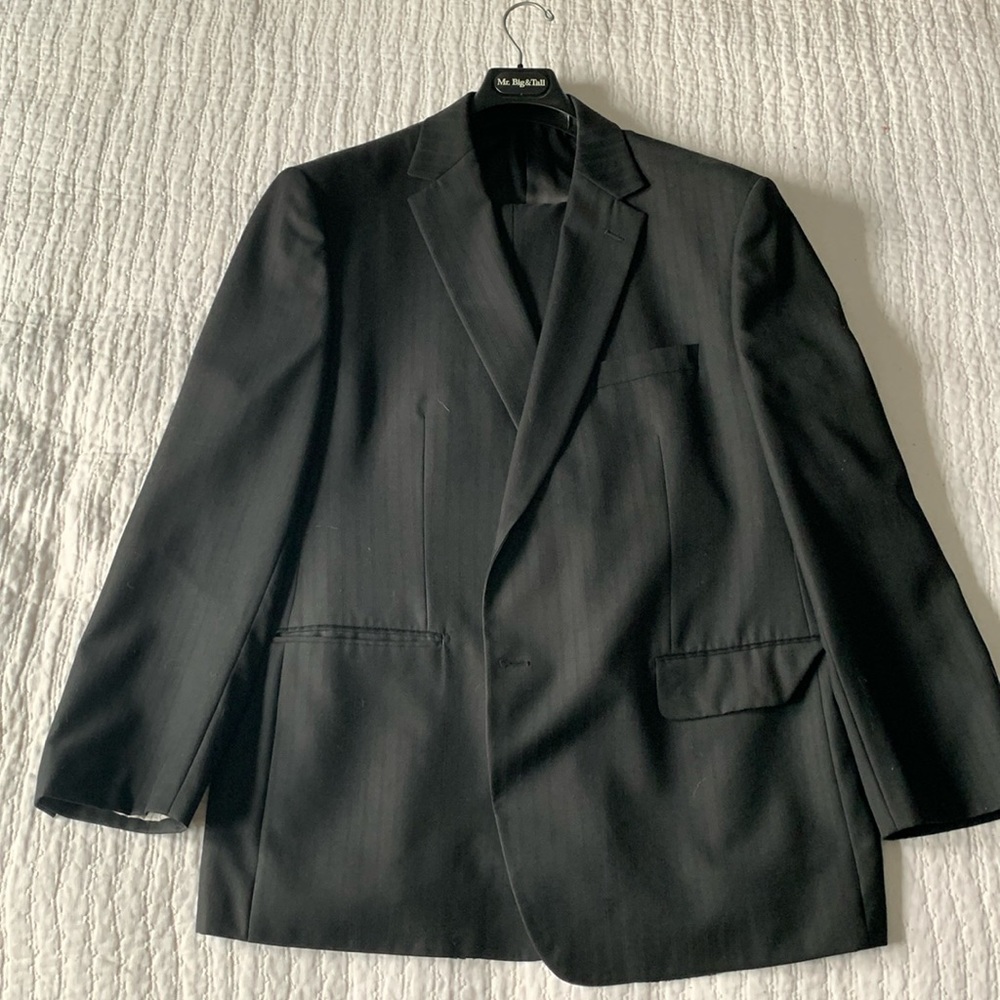 Men’s Van Heusen suit. 48R